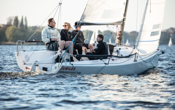 Bild Vier Mann auf dem Clubboot Jubilee auf der Alster