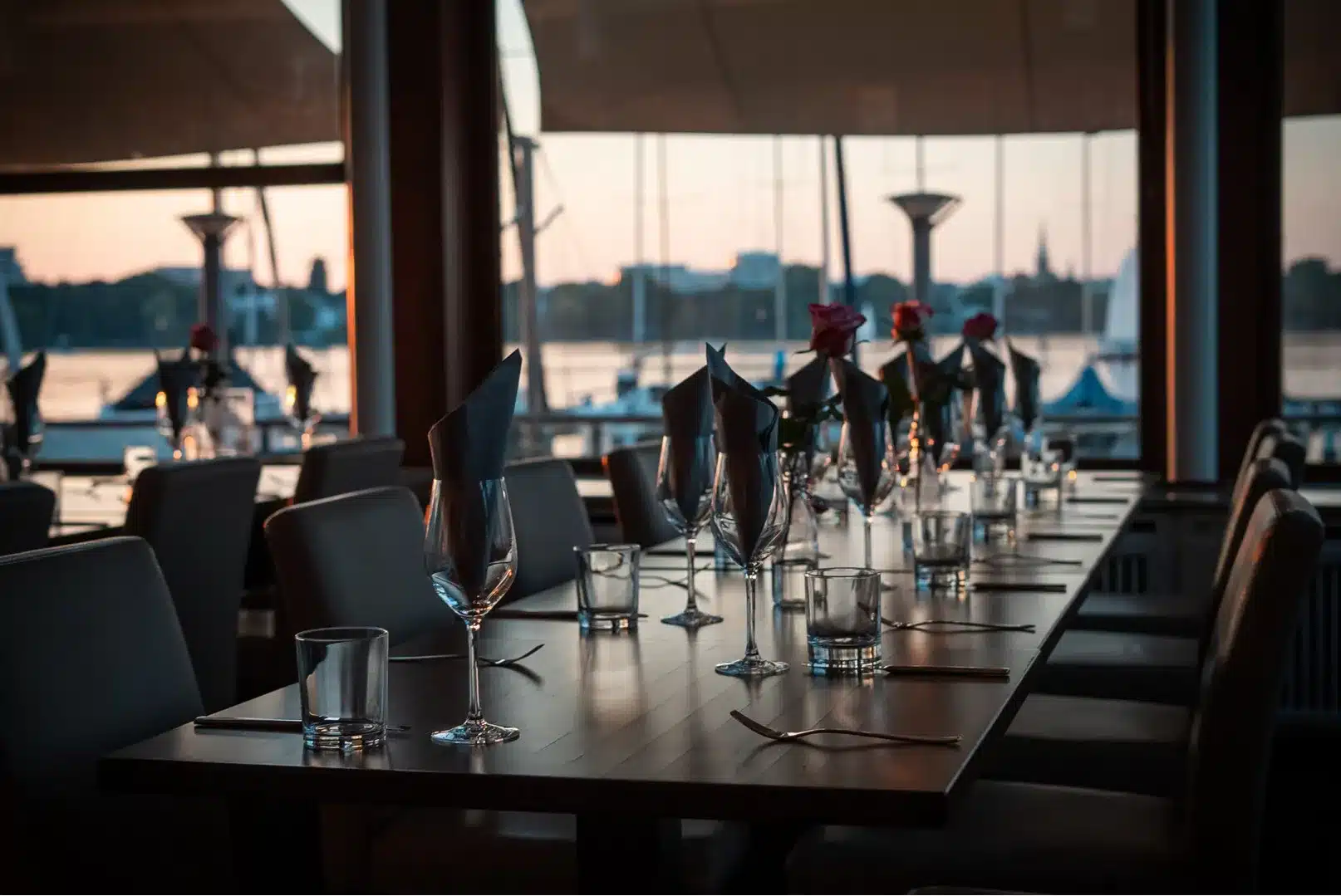 Blick auf eine gedeckte Tafel des Restaurants bei dem man den Blick auf die Alster sieht